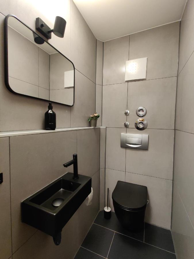 85qm, 4 Bedroom, Parking, King-bed, Wifi, Netflix Apartment *